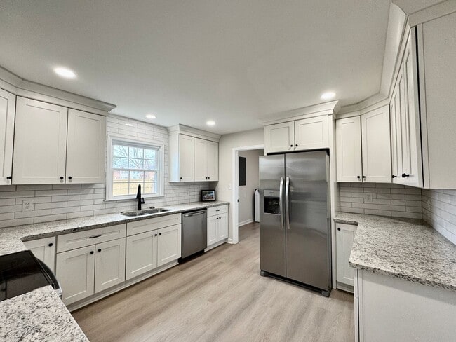 Building Photo - Fully-Renovated Ranch Home Available 03-19-26! Fenced Backyard - Pet Friendly - Washer & Dryer In...