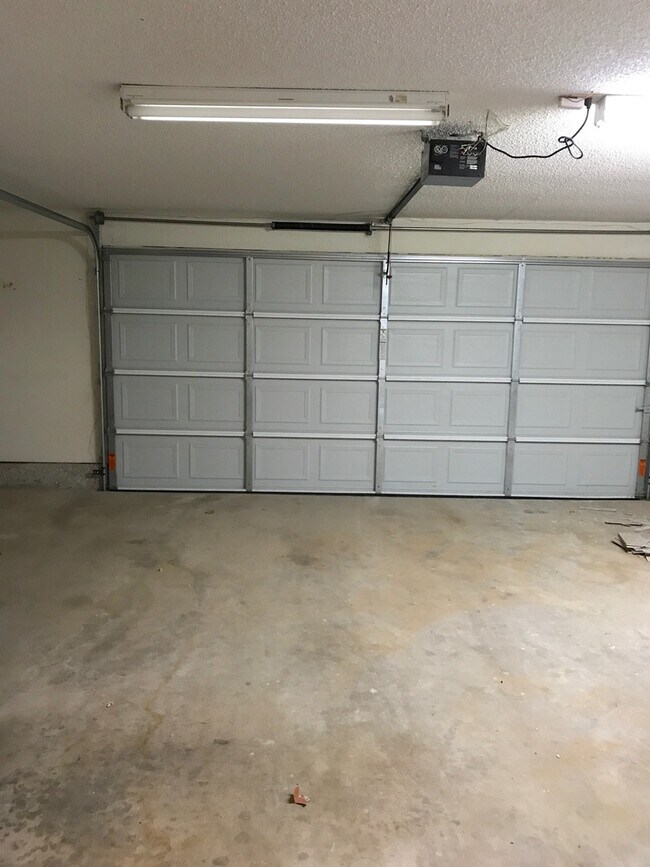 Building Photo - Updated 3-bed 2-bath 2-car in SW Moore