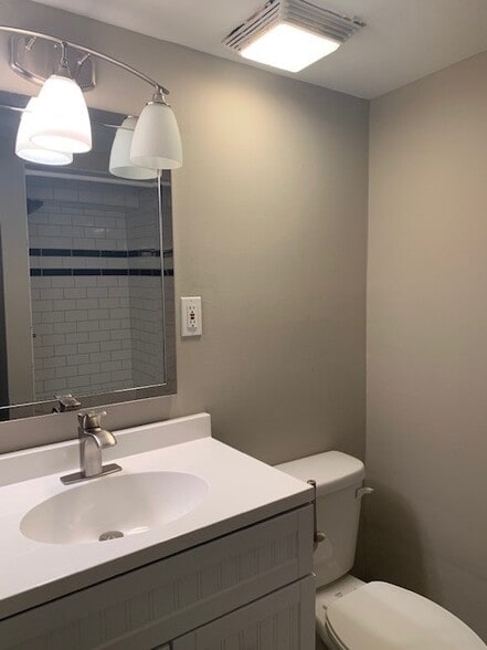 Building Photo - 657 W 44th St