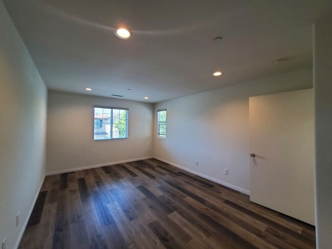 Building Photo - Beautiful 3B/2.5BA Home w/ Turf Backyard!