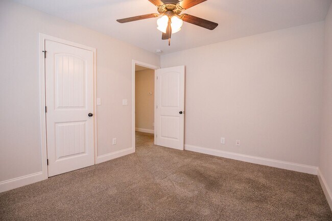 Building Photo - Huge 4 bd 3 ba Sango Go!
