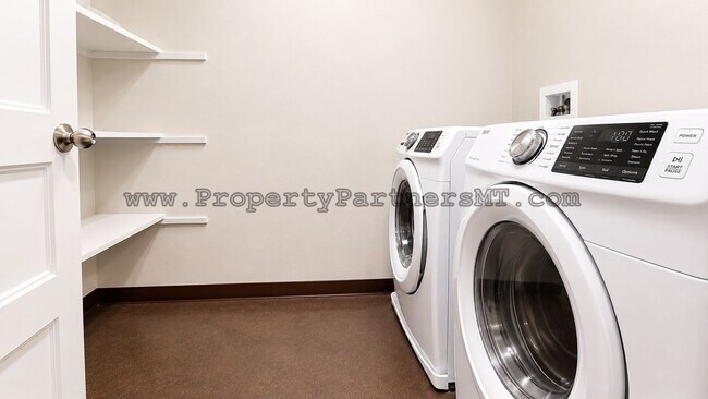 Building Photo - *** Modern *** 3 Bed 2.5 Bath Townhouse