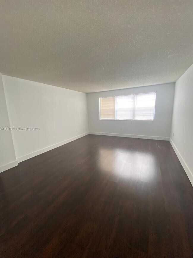 Building Photo - 6960 Miami Gardens Dr