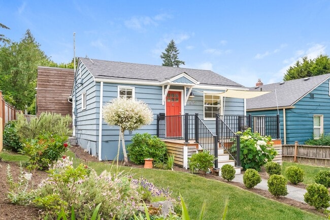 Building Photo - Inviting 3bed Seattle Home with Garage, Yard, and Parking!