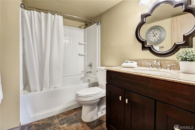 Building Photo - 3 Bed House Available Now! 1 block from Gr...