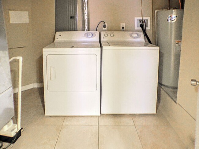 Building Photo - Two Bed Point Breeze Townhouse