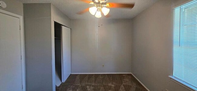 Building Photo - Available Now! 2 Bedroom 1.5 Bath Townhome...