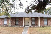 Building Photo - SPACIOUS NEWLY RENOVATED HOUSE