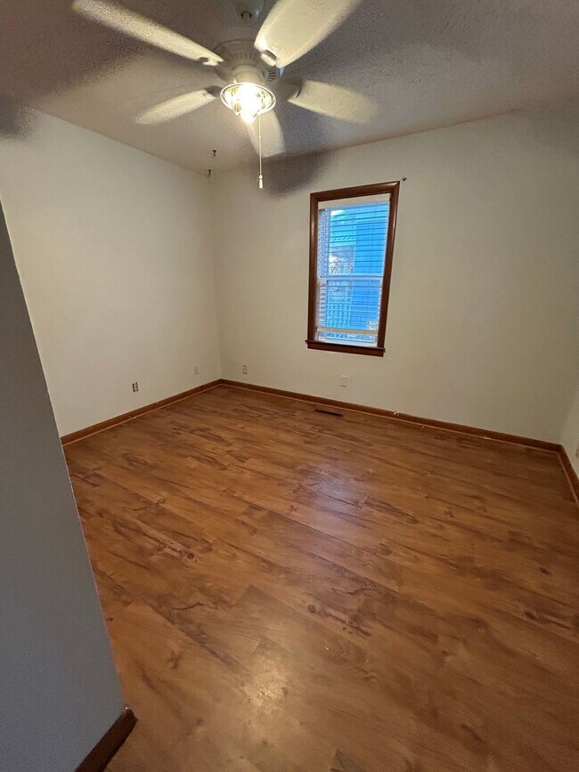 Building Photo - PRICE DROP!!!!!  Very Nice 3BR/1BA House in Great Neighborhood!