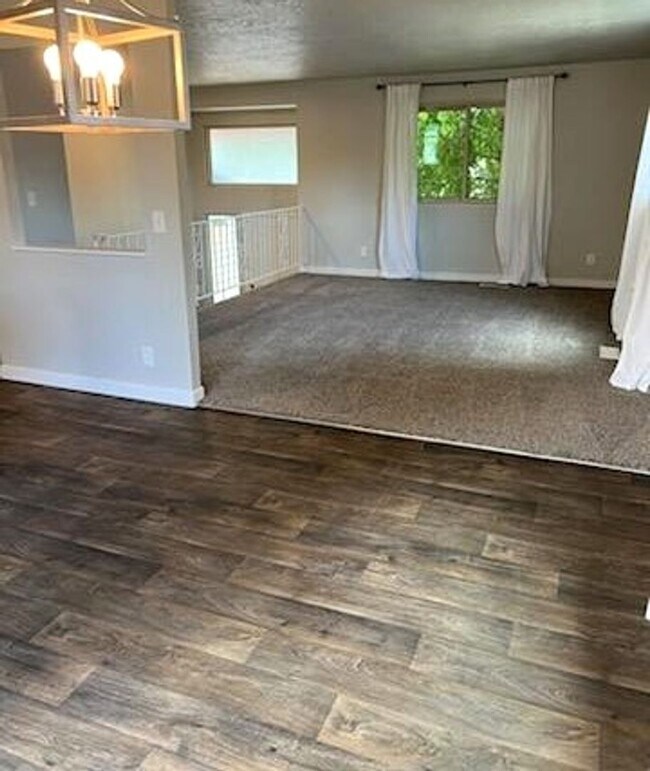 Building Photo - 5 Bed / 3 Bath Townhome in Murray!