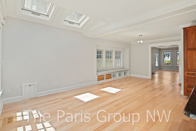 Building Photo - Exceptional Green Lake 3BR * Gorgeous In &...