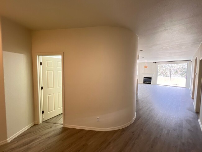 Building Photo - Summerlin Condo - Gated - Community Pool 1...