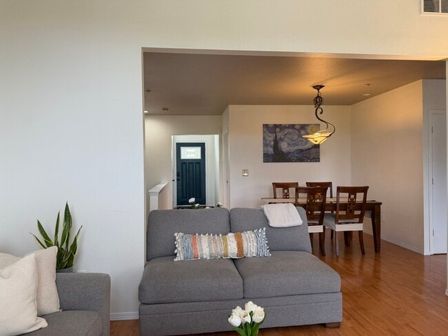 Building Photo - Amazing 3 bd Condo in Fircrest