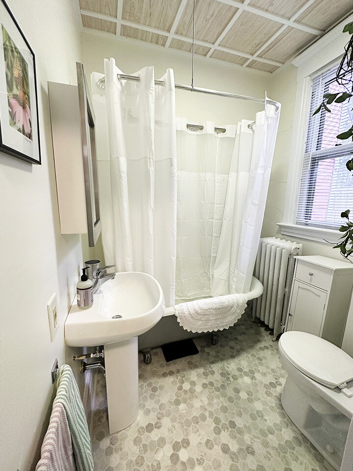 Building Photo - 909 E 5th St