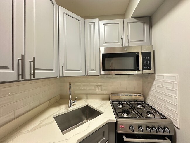 Building Photo - 508 W Belmont Ave