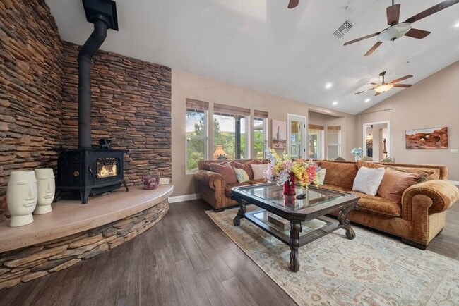 Building Photo - Furnished 4BR Mountain View Home with Garage