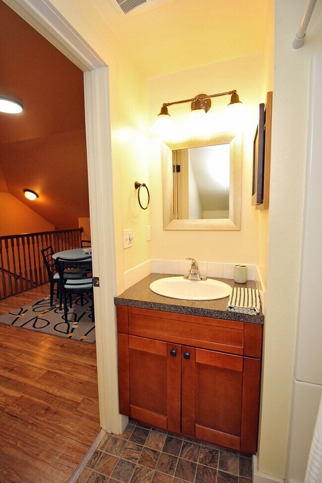 Building Photo - 4033 SE Hawthorne Blvd