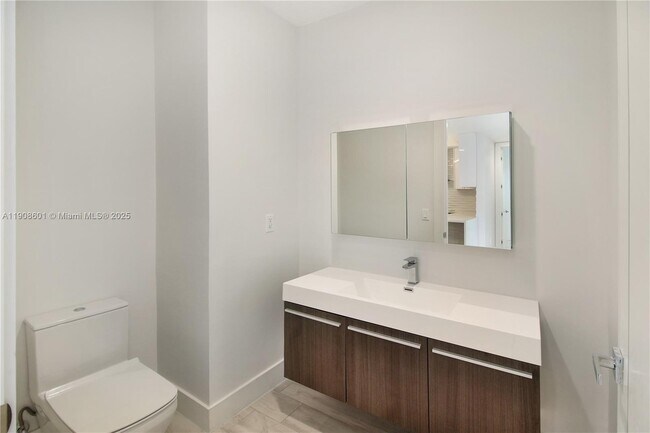 Building Photo - 14951 Royal Oaks Ln