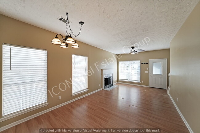 Building Photo - 2/2.5 End unit town home close to dining and shopping