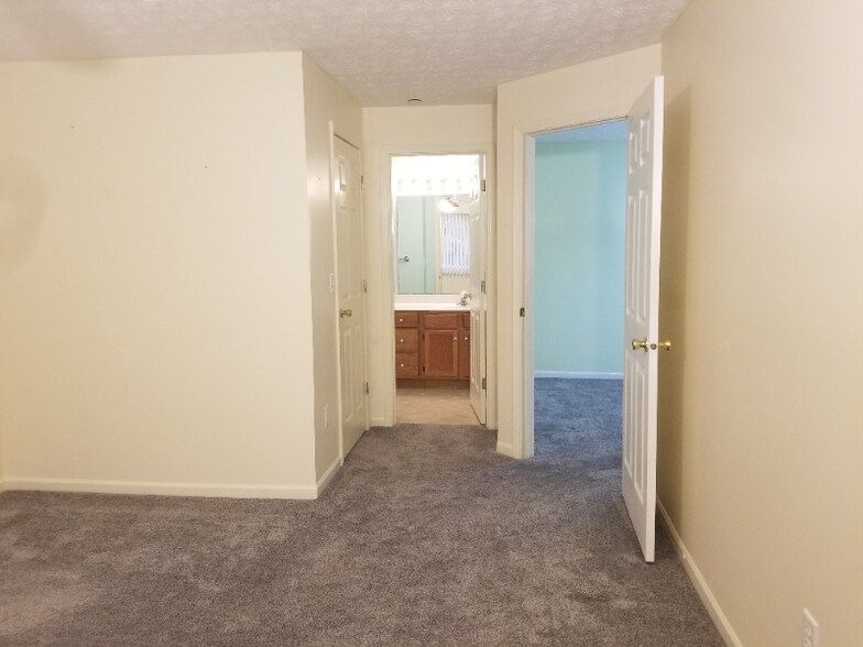 Building Photo - 400 Lakeview Dr