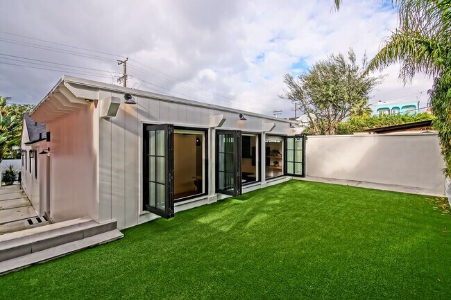 Building Photo - Completely Remodeled, Custom 3BR2BA Home w/ Spacious Floorplan, Amazing Indoor/Outdoor Space, Gat...