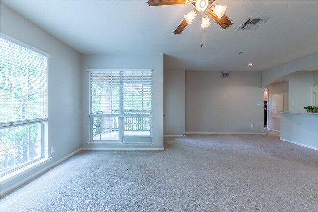 Building Photo - 6607 Lake Woodlands Dr