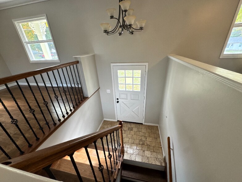 Building Photo - 154 W Good Ave