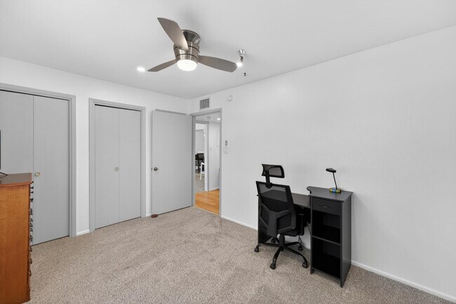 Building Photo - 425 S Parkcrest