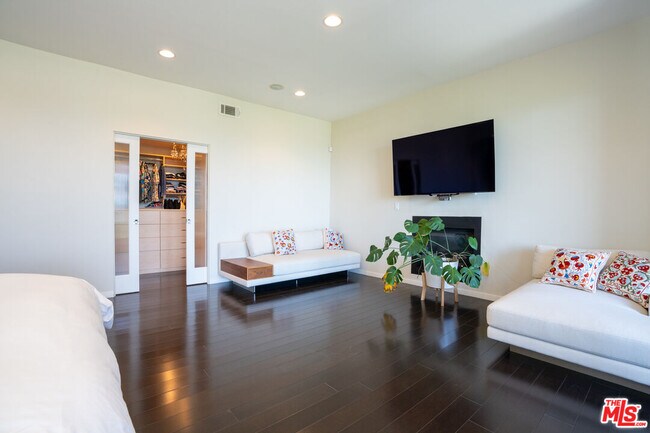 Building Photo - 3865 Buena Park Dr