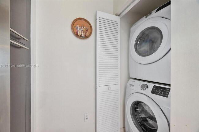 Building Photo - 951 Brickell Ave