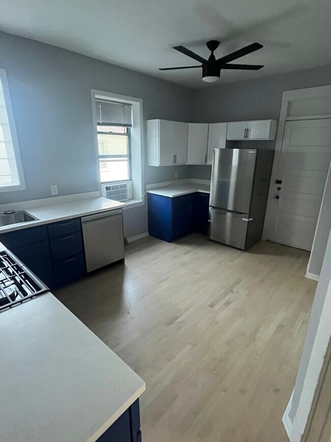 Building Photo - 2415 W Warner Ave