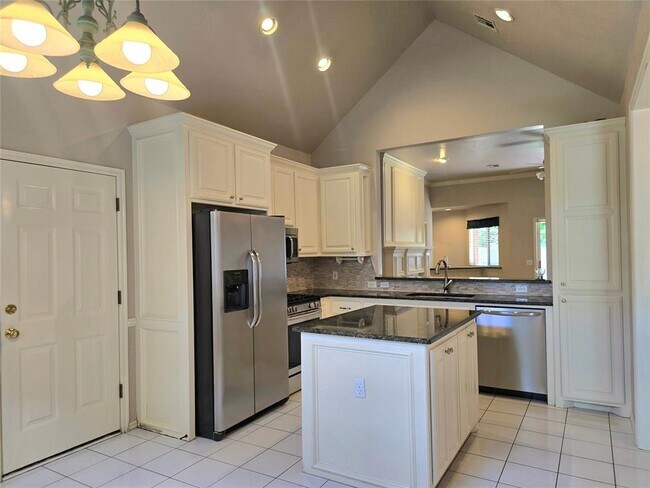 Building Photo - 1823 Chelsea Dr