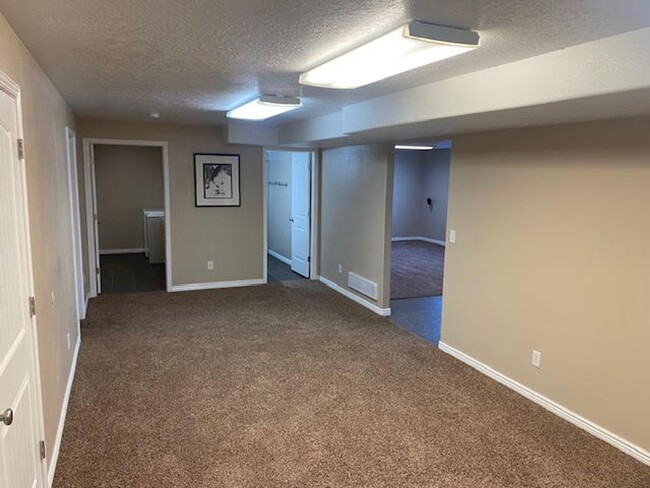 Building Photo - 3 Bedroom 2 Bath Basement Apartment of Sin...