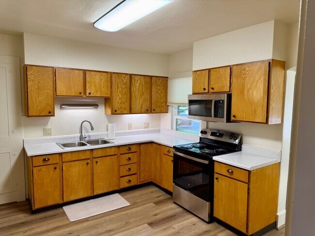 Building Photo - Two bedroom one bath brick charmer!
