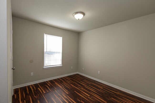 Building Photo - 2 bed, 1 bath in great location - move in ready!