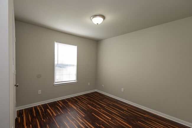 Building Photo - 2 bed, 1 bath in great location! Move in Special - $299 Deposit + $100 off 1st month's rent