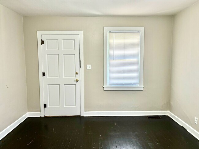 Building Photo - Spacious 2 bedroom home near Churchill Downs- Section 8 accepted