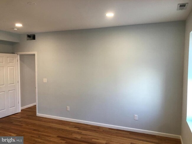 Building Photo - 441 Leverington Ave