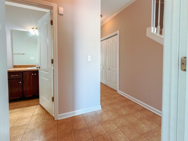 Building Photo - 11 Red Robin Ct