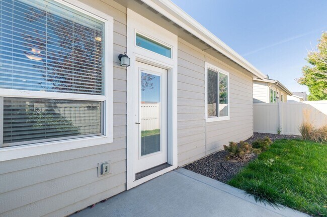 Building Photo - Quiet Centrally located 3 bed 2.5 bathroom