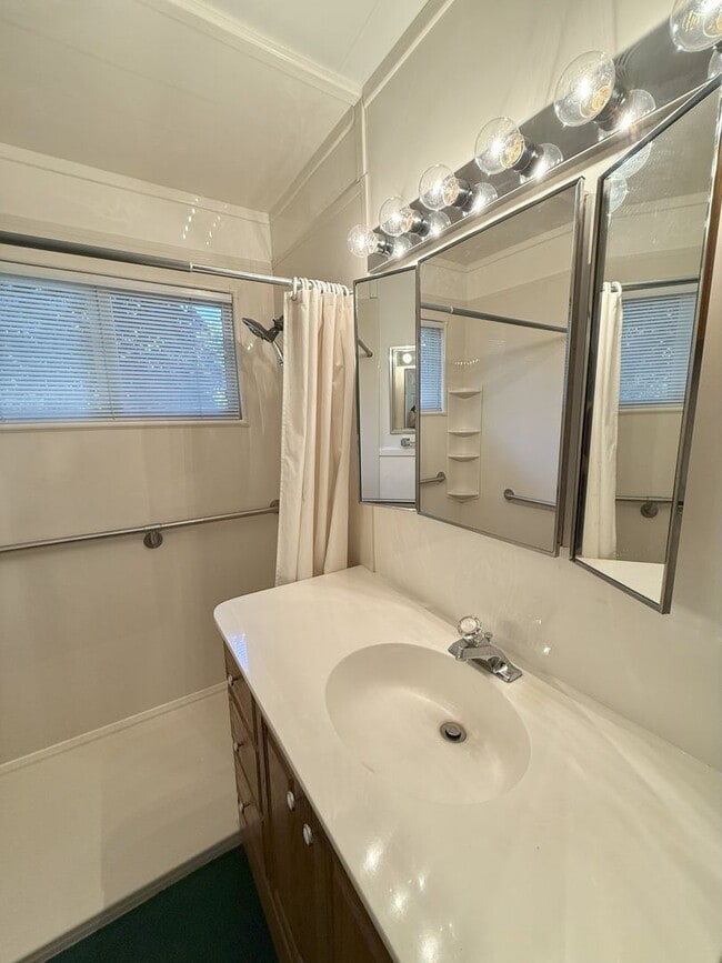 Building Photo - Spacious 5 Bedroom, 2 Bath Home with Moder...