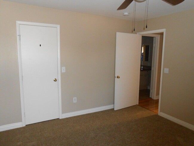 Building Photo - Spacious 2nd Floor Condo in Gated Communit...