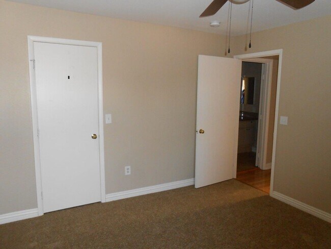 Building Photo - Spacious 2nd Floor Condo in Gated Community in West