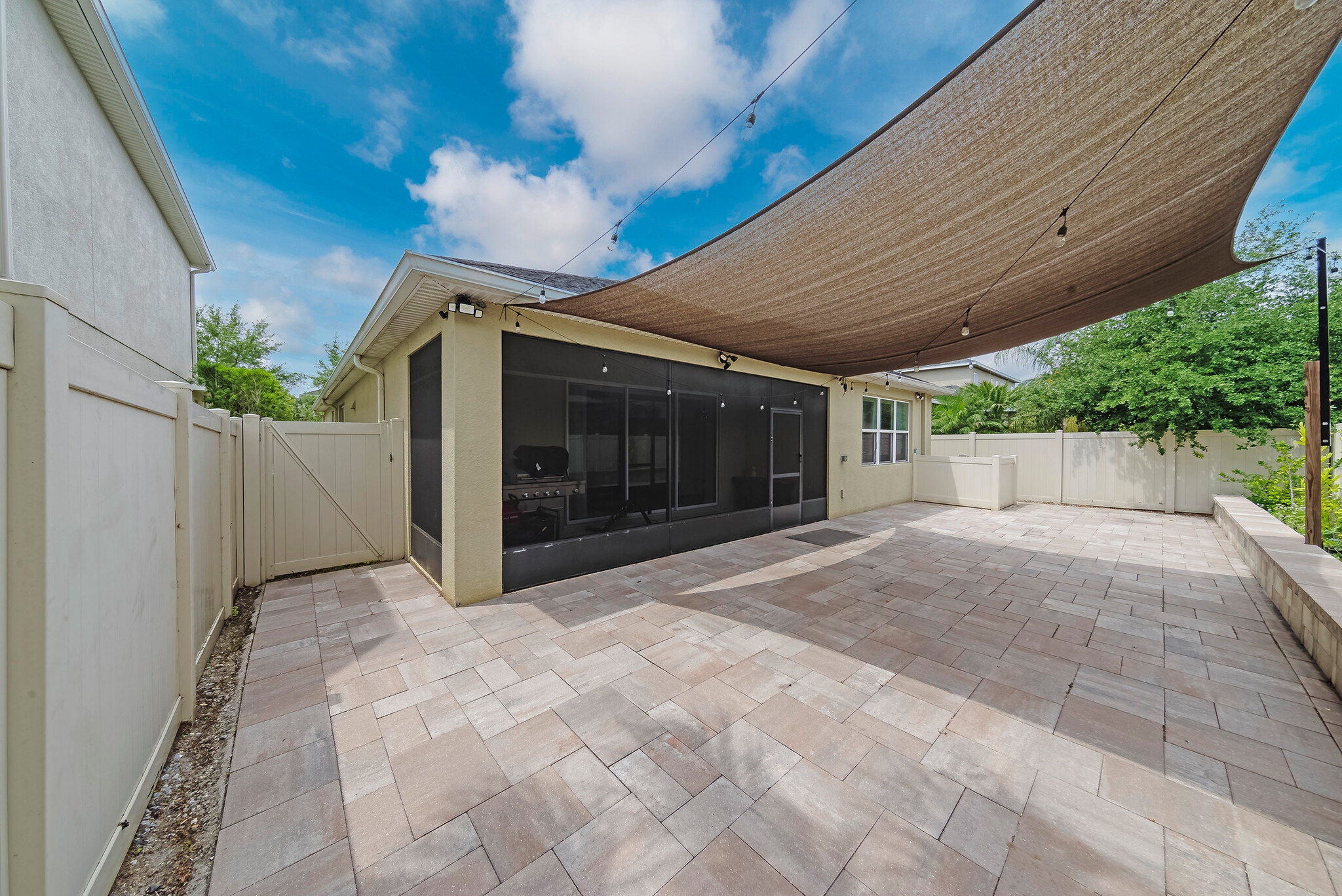 Building Photo - 8811 Tropical Palm Dr