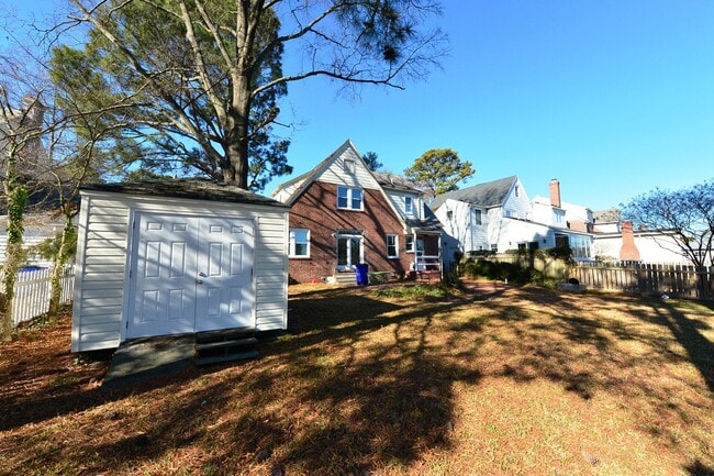 Building Photo - Larchmont Waterfront! Just Miles from NOB