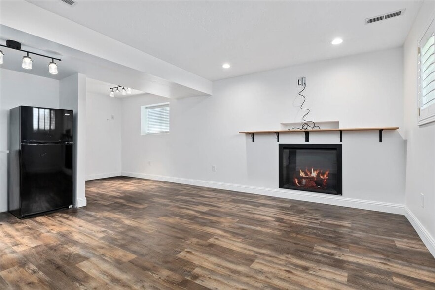 Family Room - 954 W River Point Cir