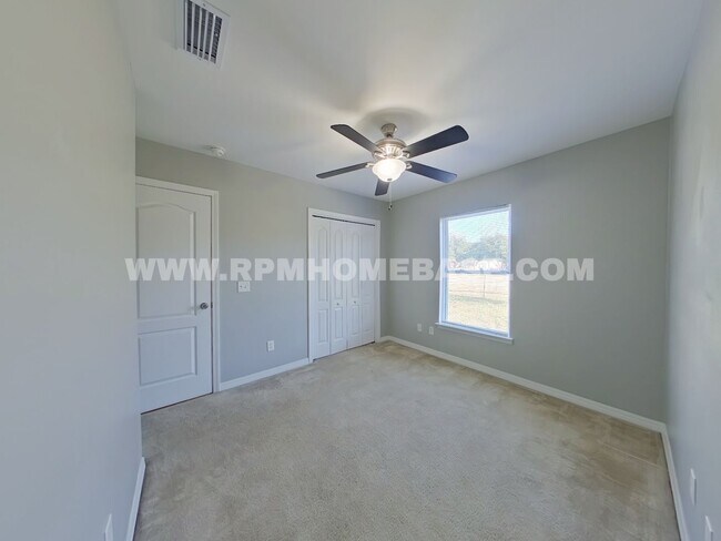 Building Photo - Charming 3-Bedroom Home on a Corner Lot with Spacious Yard – Pet Friendly!