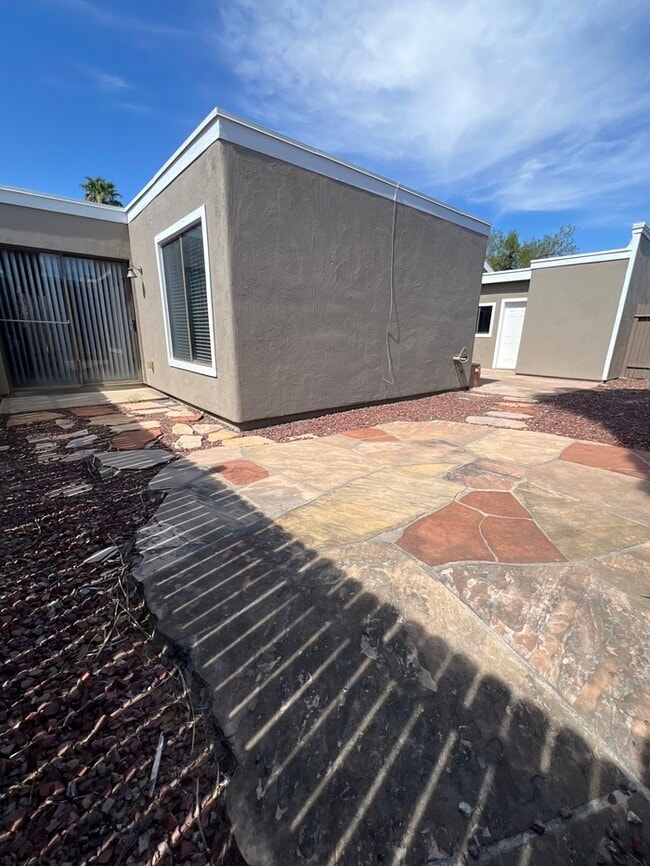 Building Photo - 6368 N Willowhaven Dr