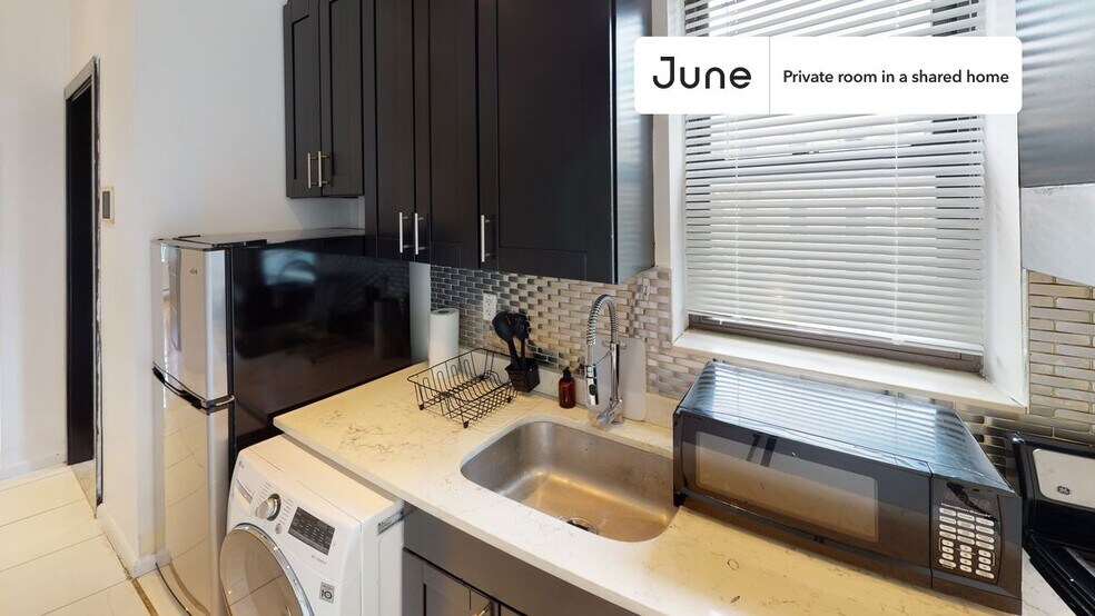 Building Photo - Private bedroom in 3 bed/1 bath Home