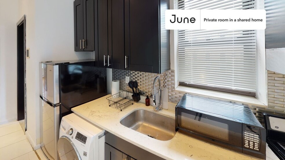 Building Photo - Room in Shared 3 bed/1 bath home